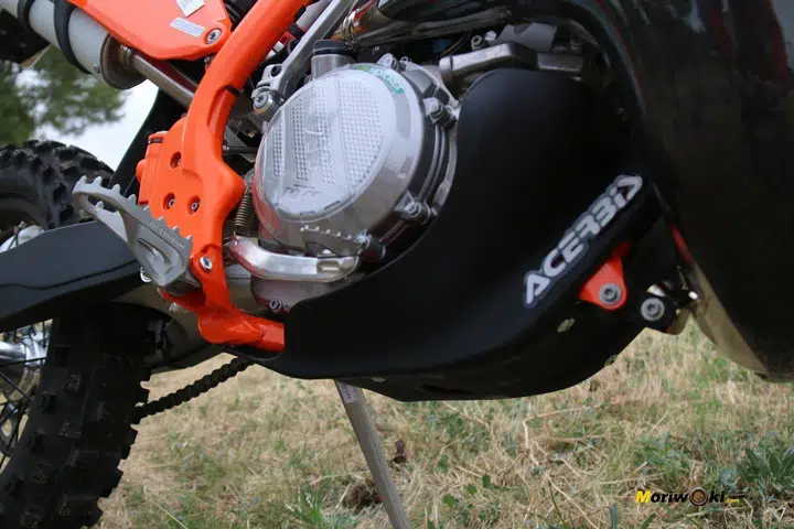 Objetivo Enduro +100 La Moto. La tapa del embrague de la KTM 300 EXC TPI Objetivo Enduro +100 La Moto. La tapa del embrague de la KTM 300 EXC TPI