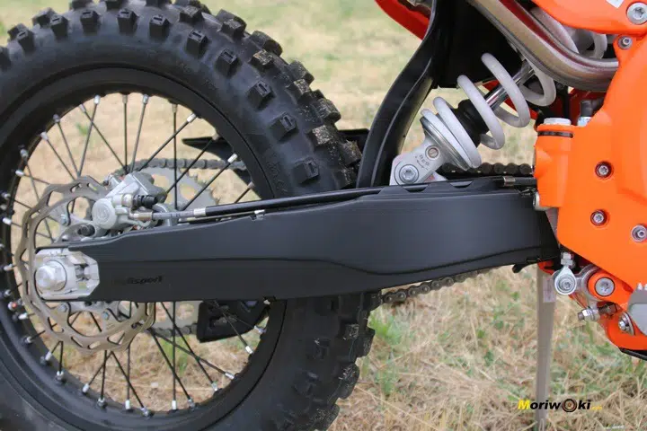 El basculante protegido de la KTM 300 EXC TPI. El basculante protegido de la KTM 300 EXC TPI.