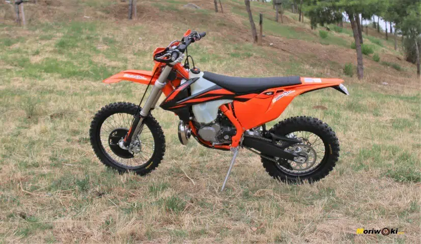 Objetivo Enduro +100, la KTM 300 EXC TPI su perfil izquierdo. Objetivo Enduro +100, la KTM 300 EXC TPI su perfil izquierdo.