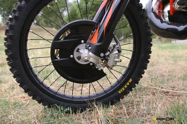 Objetivo Enduro +100, protector de disco de la KTM 300 EXC TPI. Objetivo Enduro +100, protector de disco de la KTM 300 EXC TPI.