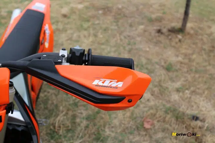 Objetivo Enduro +100, protector manos de la KTM 300 EXC TPI. Objetivo Enduro +100, protector manos de la KTM 300 EXC TPI.