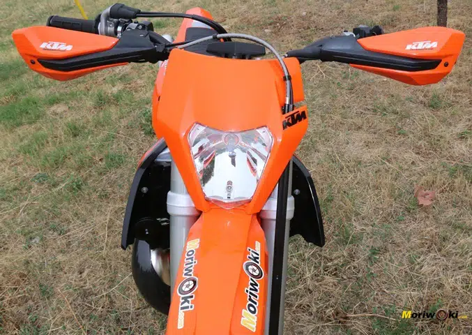 Objetivo Enduro +100, frontal de la KTM 300 EXC TPI. Objetivo Enduro +100, frontal de la KTM 300 EXC TPI.