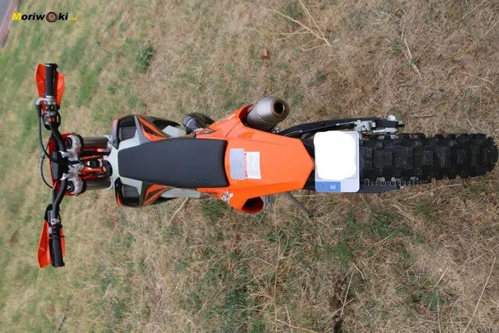 Objetivo Enduro +100 La Moto KTM y su estilizada silueta. Objetivo Enduro +100 La Moto KTM y su estilizada silueta.