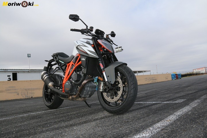 Cuánto agarra un neumático de moto frío probado con una KTM.