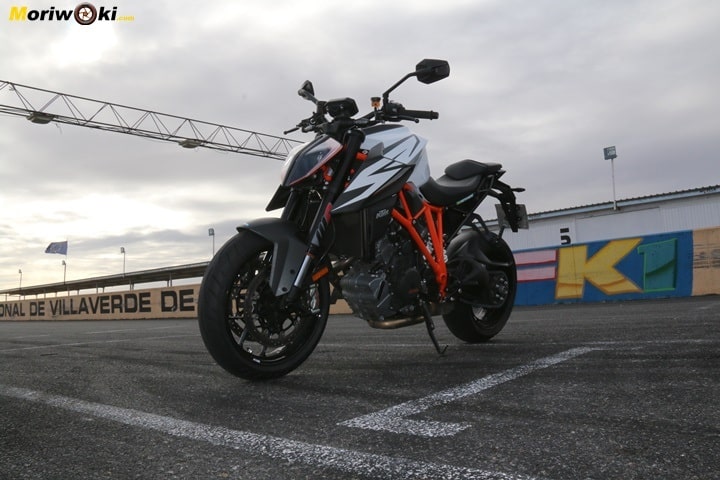 Cuánto agarra un neumático de moto frío. Vista de la Super Duke R