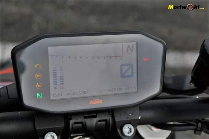 Cuánto agarra un neumático de moto frío en modo Sport.