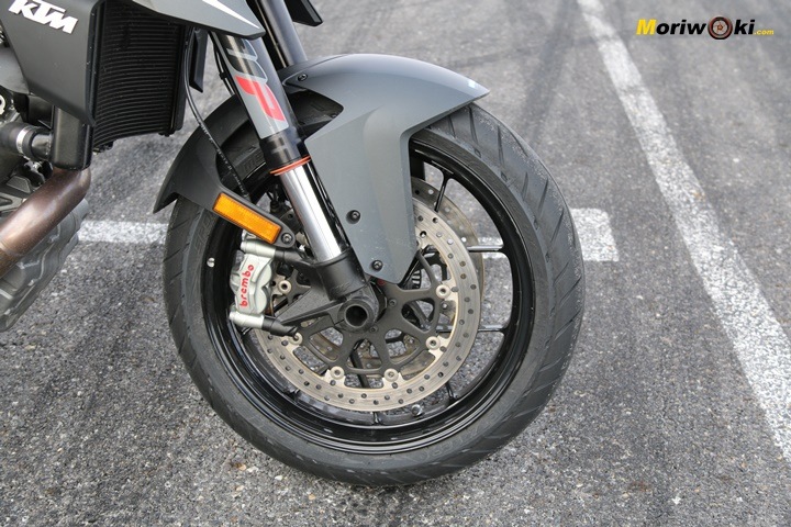 Cuánto agarra un neumático de moto frío. Cubierta delantera.