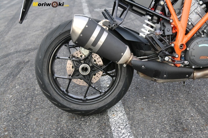 Cuánto agarra un neumático de moto frío. Tren trasero.