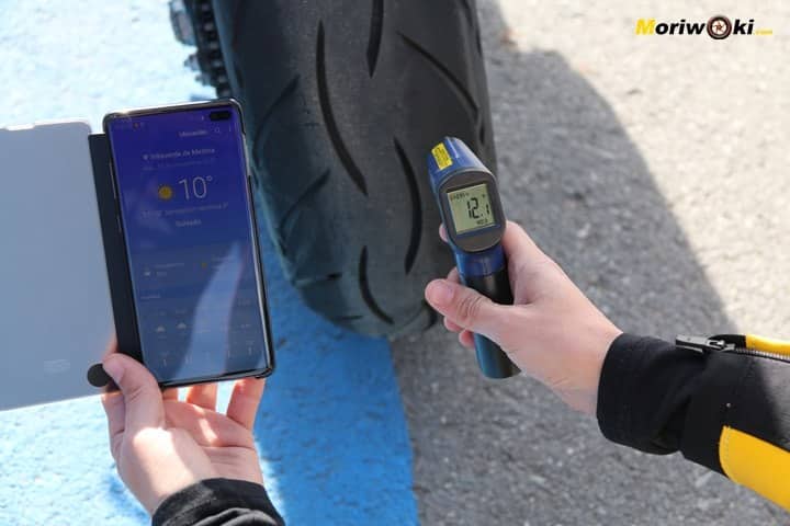 Tomando temperatura del neumático y mostrando temperatura ambiente