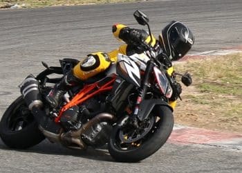 Cuánto agarra un neumático de moto en frío
