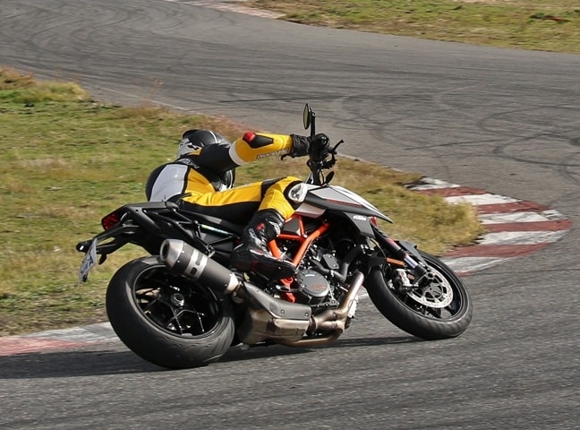 Primera tumbada visión exterior. Cuánto agarra un neumático de moto frío probado con una KTM.