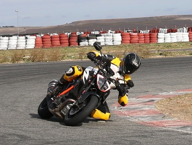 Cuánto agarra un neumático de moto frío. Tumbada buena. 