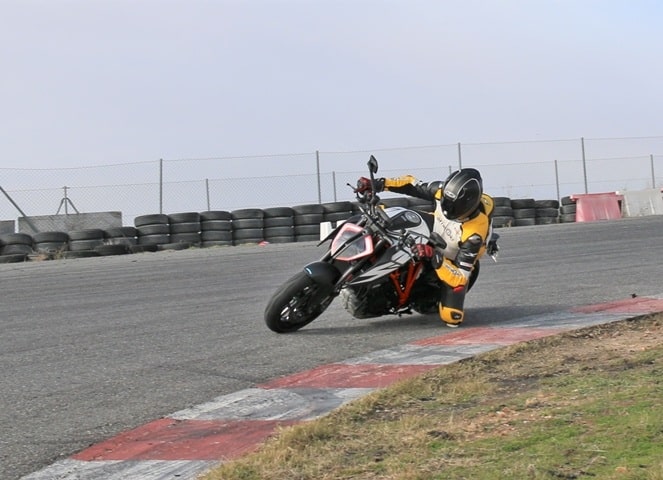 Primera tumbada en Cuánto agarra un neumático de moto frío probado con una KTM.