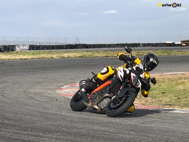 Abriendo gas en la Prueba KTM 1290 Super Duke R. 