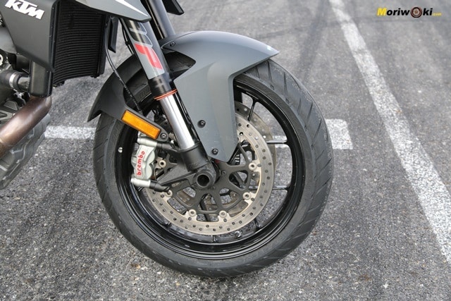 El tren delantero en la Prueba KTM 1290 Super Duke R.