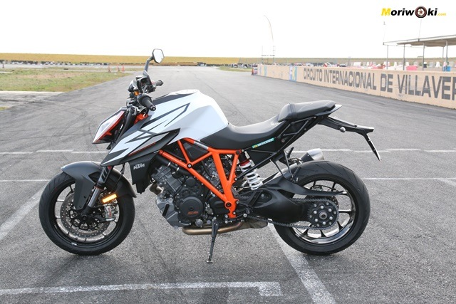 Prueba KTM 1290 Super Duke R Perfil izquierdo