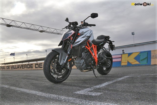 Prueba KTM 1290 Super Duke R. Planta izquierda.