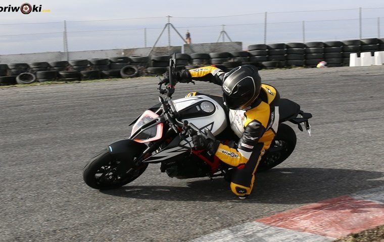 Prueba KTM 1290 Super Duke R. Perspectiva interior del paso por curva.