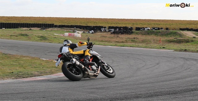 Prueba KTM 1290 Super Duke R. Perspectiva exterior del paso por curva.