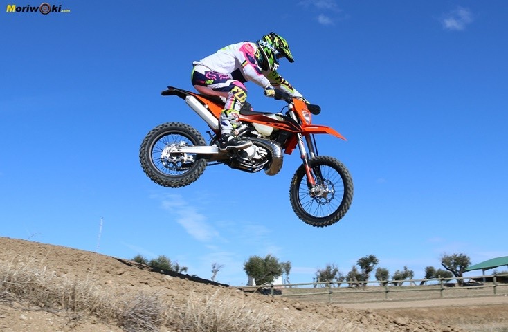 Salto de motocross en la Prueba KTM EXC 300 TPI (2020). Salto de motocross en la Prueba KTM EXC 300 TPI (2020).