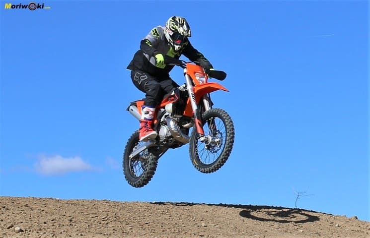 Un salto de enduro con la KTM EXC 300 TPI (2020). Un salto de enduro con la KTM EXC 300 TPI (2020).