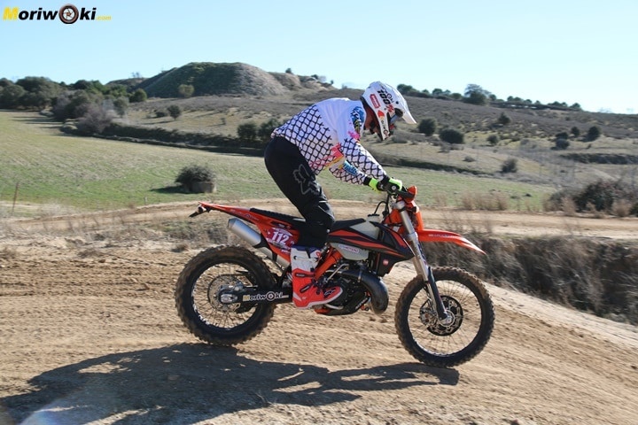 Curso de moto off road. Posición del cuerpo para una bajada. Curso de moto off road. Posición del cuerpo para una bajada.