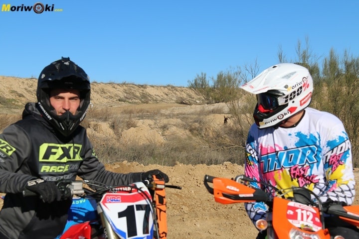 Fran García con un alumno en un curso off road de moto en Madrid Fran García con un alumno en un curso off road de moto en Madrid