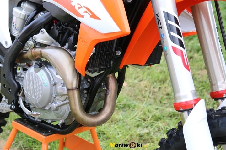 Prueba de la KTM 450 SX-F. Lateral del motor Prueba de la KTM 450 SX-F. Lateral del motor