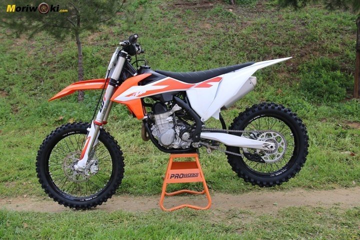 Prueba de la KTM 450 SX-F. Perfil izquierdo. Prueba de la KTM 450 SX-F. Perfil izquierdo.