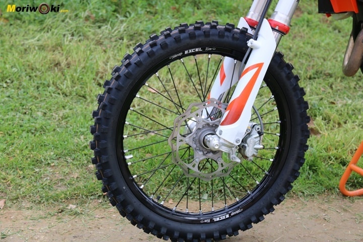 Prueba KTM 450 SX-F. Disco delantero. Prueba KTM 450 SX-F. Disco delantero.