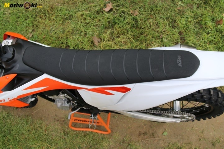 Prueba KTM 450 SX-F 2020. Asiento. Prueba KTM 450 SX-F 2020. Asiento.