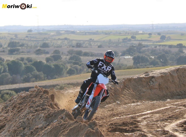 Prueba KTM 450 SX-F en plena aceleración. Prueba KTM 450 SX-F en plena aceleración.