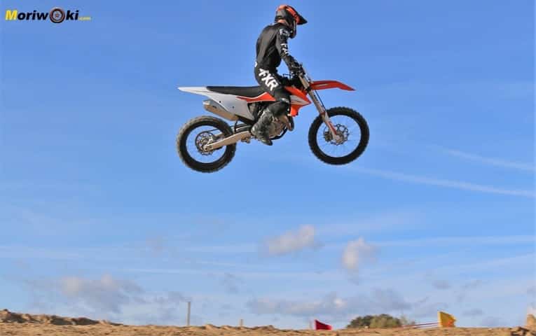 Prueba de la KTM 450 SX-F. Vuelo en plano Prueba de la KTM 450 SX-F. Vuelo en plano