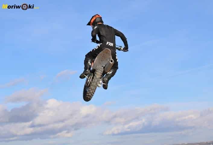Prueba KTM 450 SX-F y sus suspensiones antes de aterrizar. Prueba KTM 450 SX-F y sus suspensiones antes de aterrizar.