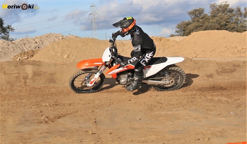 Una curva con la KTM 450 SX-F 2020 Una curva con la KTM 450 SX-F 2020