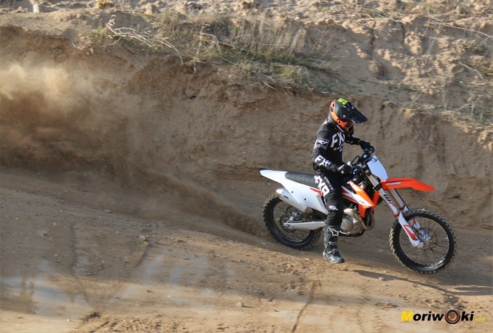 Una curva cerrada con la KTM 450 SX-F 2020 Una curva cerrada con la KTM 450 SX-F 2020