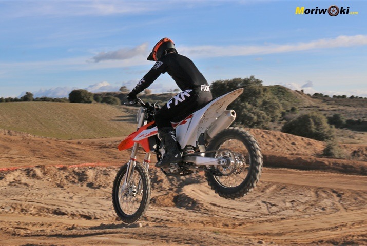 Prueba KTM 450 SX-F. Aterrizaje. Prueba KTM 450 SX-F. Aterrizaje.