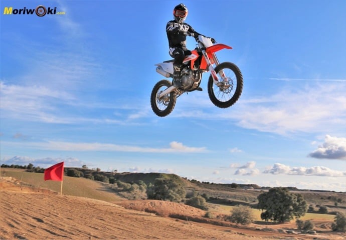 Prueba KTM 450 SX-F 2020 volando y mirando al público. Prueba KTM 450 SX-F 2020 volando y mirando al público.