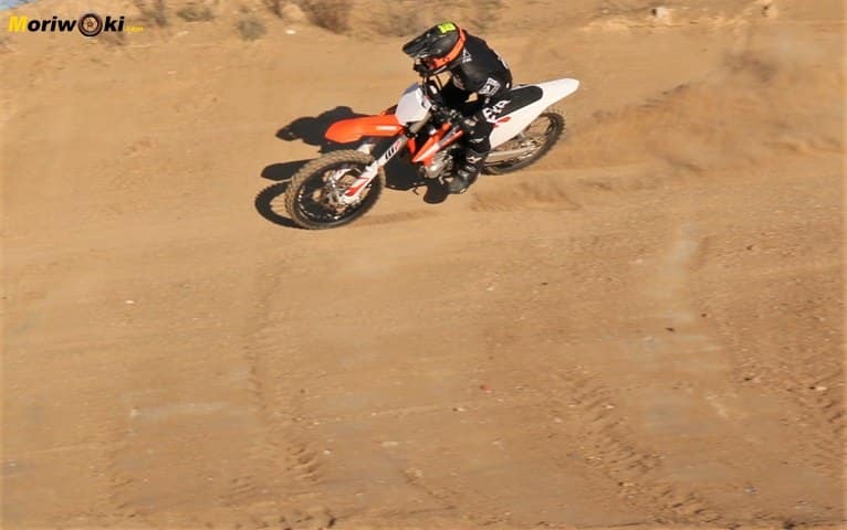 En un peralte con la KTM 450 SX-F 2020 En un peralte con la KTM 450 SX-F 2020