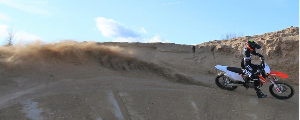Derrapada en el peralte durante la prueba de la KTM 450 SX-F Derrapada en el peralte durante la prueba de la KTM 450 SX-F