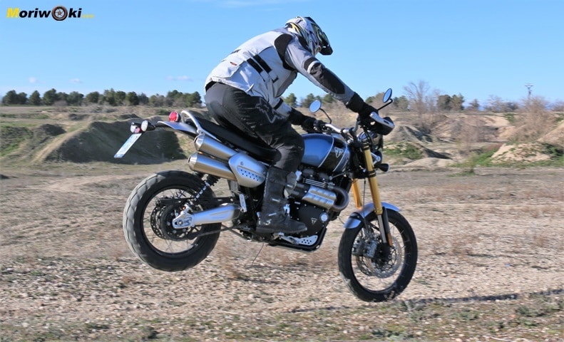 Pivotando con la Triumph Scrambler 1200 XE. Pivotando con la Triumph Scrambler 1200 XE.