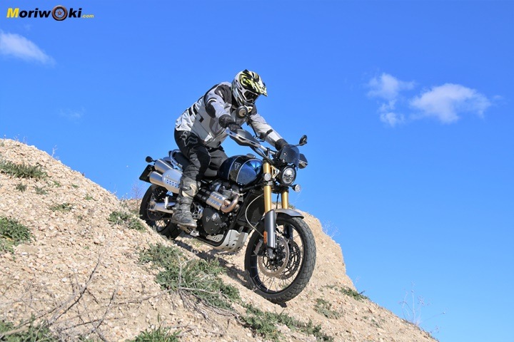Bajada pronunciada en la Prueba de la Triumph Scrambler 1200 XE. Bajada pronunciada en la Prueba de la Triumph Scrambler 1200 XE.