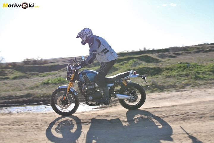 Tránsito por un camino con la Triumph Scrambler 1200 XE. Tránsito por un camino con la Triumph Scrambler 1200 XE.