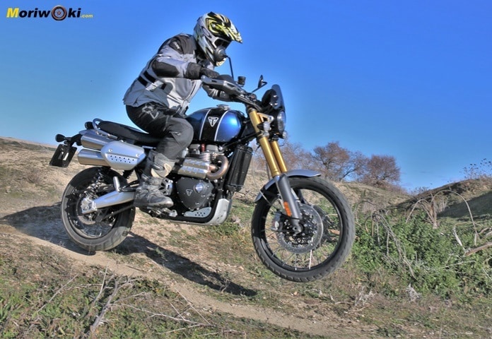 La Triumph Scrambler 1200 XE atacando una vereda. La Triumph Scrambler 1200 XE atacando una vereda.