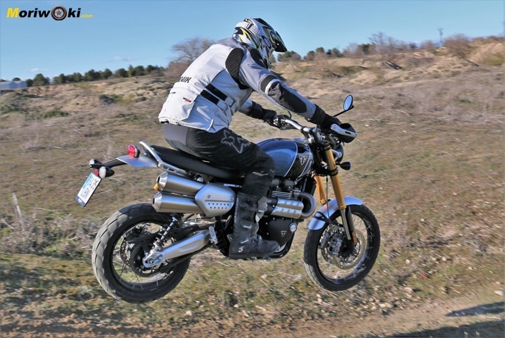 Otro salto en la Prueba de la Triumph Scrambler 1200 XE. Otro salto en la Prueba de la Triumph Scrambler 1200 XE.