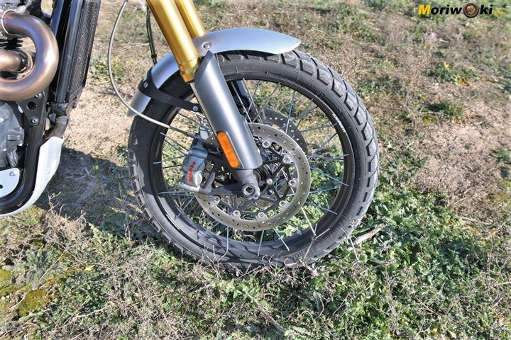 Conjunto de freno delantero de la Triumph Scrambler 1200 XE. Conjunto de freno delantero de la Triumph Scrambler 1200 XE.