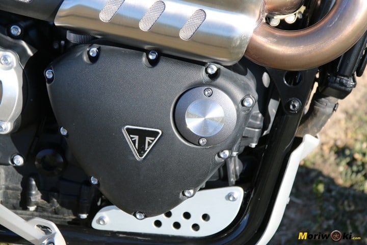 Prueba de la Triumph Scrambler 1200 XE. Lateral del motor. Prueba de la Triumph Scrambler 1200 XE. Lateral del motor.