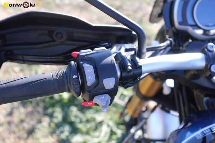 Piña izquierda de la Triumph Scrambler 1200 XE. Piña izquierda de la Triumph Scrambler 1200 XE.
