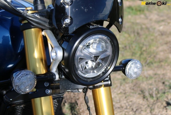 Faro redondo de la Triumph Scrambler 1200 XE. Faro redondo de la Triumph Scrambler 1200 XE.