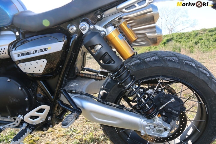 Doble amortiguador Ohlins en la Triumph Scrambler 1200 XE. Doble amortiguador Ohlins en la Triumph Scrambler 1200 XE.